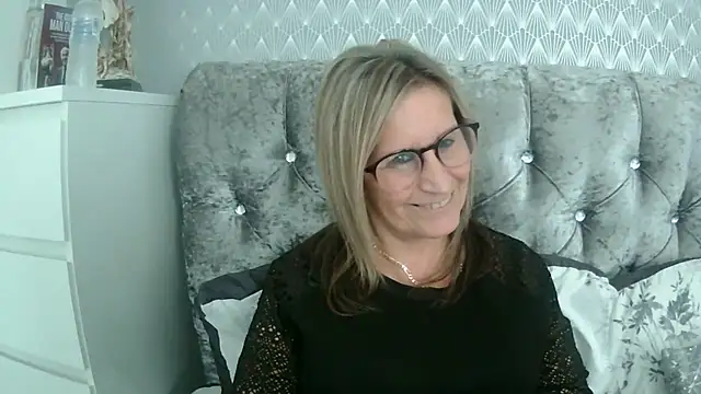 Snapshot of Additive_Mature_Linda chatting on 19, 9, 2025 Additive Mature Linda online show from 19, 9, 2025