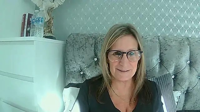 Snapshot of Additive_Mature_Linda chatting on 21, 9, 2025 Additive Mature Linda online show from 21, 9, 2025