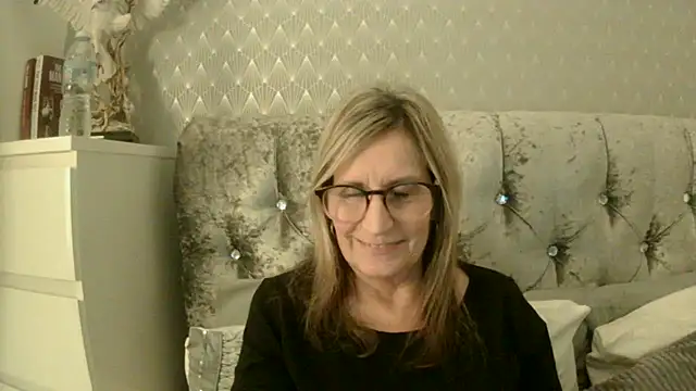 Snapshot of Additive_Mature_Linda chatting on 23, 10, 2025 Additive Mature Linda online show from 23, 10, 2025