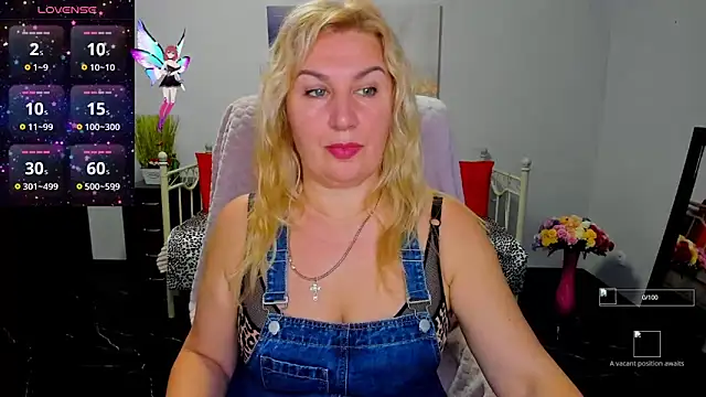 Snapshot of Lili_Crossi chatting on 4, 10, 2025 Lili Crossi online show from 4, 10, 2025