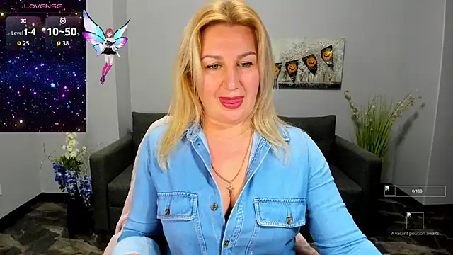 Snapshot of Lili_Crossi chatting on 2, 11, 2025 Lili Crossi online show from 2, 11, 2025