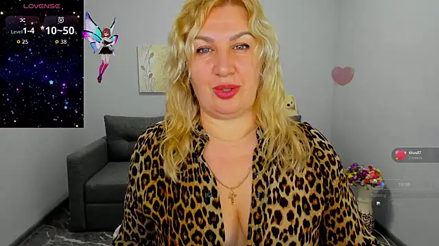 Snapshot of Lili_Crossi chatting on 11, 11, 2025 Lili Crossi online show from 11, 11, 2025