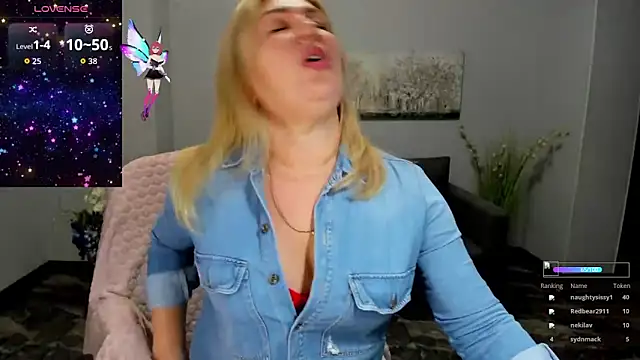 Snapshot of Lili_Crossi chatting on 17, 11, 2025 Lili Crossi online show from 17, 11, 2025