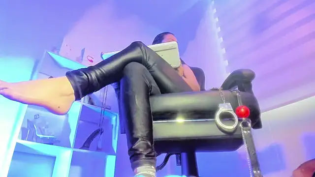 Snapshot of charlotte_joliedart chatting on 28, 10, 2025 charlotte joliedart online show from 28, 10, 2025