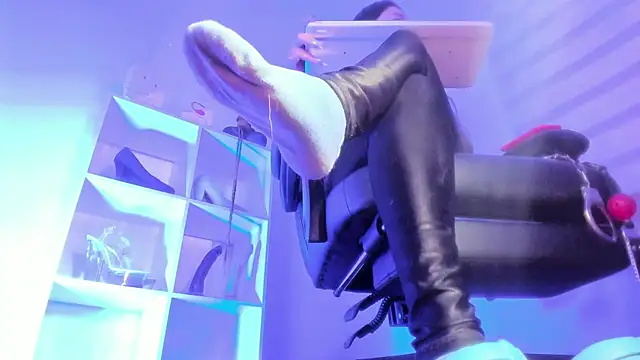 Snapshot of charlotte_joliedart chatting on 4, 11, 2025 charlotte joliedart online show from 4, 11, 2025