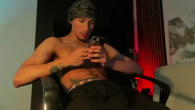 Snapshot of rafael_stone chatting on 8, 3, 2025 rafael stone online show from 8, 3, 2025