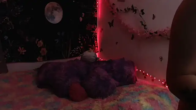 Snapshot of Emillyy_m chatting on 6, 4, 2026 Emillyy m online show from 6, 4, 2026