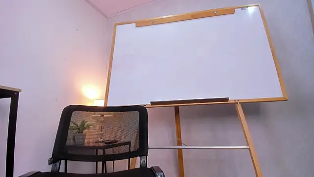 Snapshot of Caroline_dh chatting on 20, 4, 2026 Caroline dh online show from 20, 4, 2026