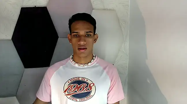 Snapshot of AbrahanBratz chatting on 6, 12, 2024 AbrahanBratz online show from 6, 12, 2024