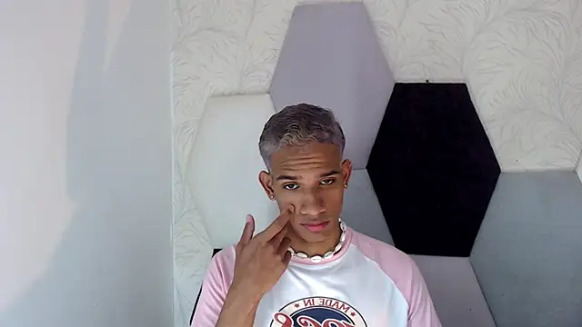 Snapshot of AbrahanBratz chatting on 10, 1, 2025 AbrahanBratz online show from 10, 1, 2025