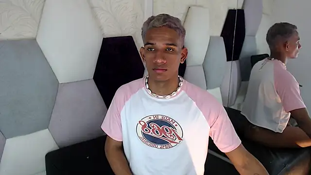 Snapshot of AbrahanBratz chatting on 10, 1, 2025 AbrahanBratz online show from 10, 1, 2025