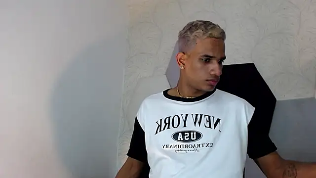 Snapshot of AbrahanBratz chatting on 11, 1, 2025 AbrahanBratz online show from 11, 1, 2025