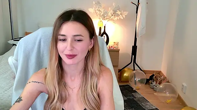 Sophie Enzo online show from 2, 2, 2025