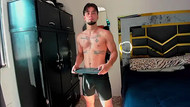 Snapshot of MattDevon chatting on 8, 11, 2025 MattDevon online show from 8, 11, 2025