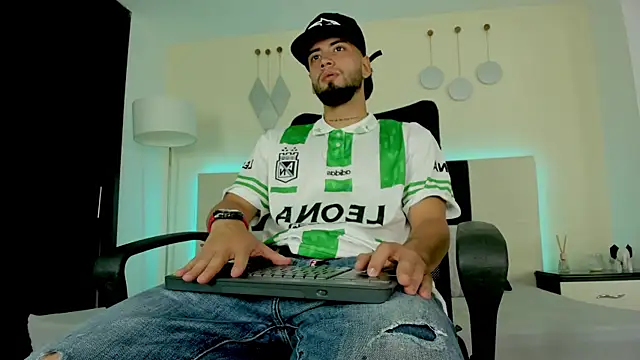 Snapshot of MattDevon chatting on 1, 12, 2025 MattDevon online show from 1, 12, 2025