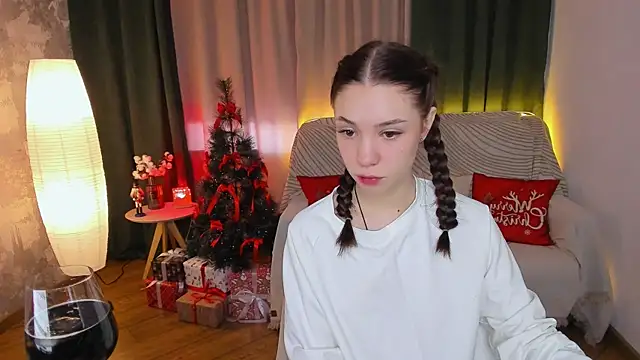 Snapshot of MilliBrown_ chatting on 17, 12, 2024 MilliBrown online show from 17, 12, 2024