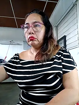Snapshot of anniecoopeer chatting on 4, 3, 2025 anniecoopeer online show from 4, 3, 2025