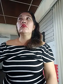 Snapshot of anniecoopeer chatting on 4, 3, 2025 anniecoopeer online show from 4, 3, 2025
