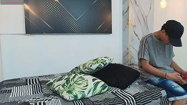 Snapshot of JordanAndAndrew chatting on 8, 11, 2025 JordanAndAndrew online show from 8, 11, 2025