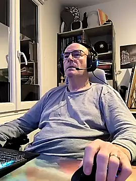 Snapshot of bogland33 chatting on 13, 2, 2025 bogland33 online show from 13, 2, 2025