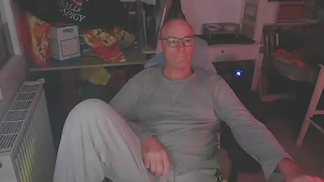 Snapshot of bogland33 chatting on 4, 3, 2025 bogland33 online show from 4, 3, 2025