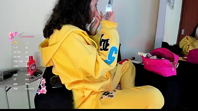 Snapshot of its__angelica_ chatting on 21, 10, 2025 its angelica online show from 21, 10, 2025