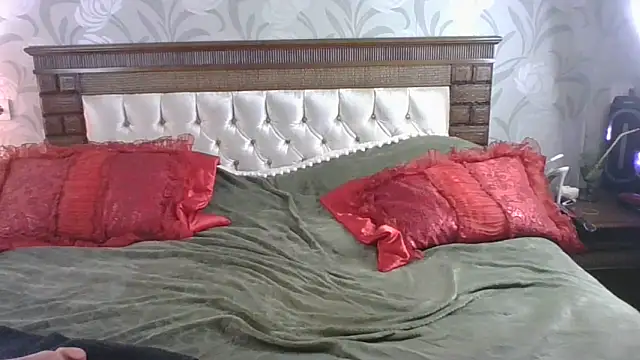 Snapshot of Izabella_gold chatting on 8, 10, 2025 Izabella gold online show from 8, 10, 2025