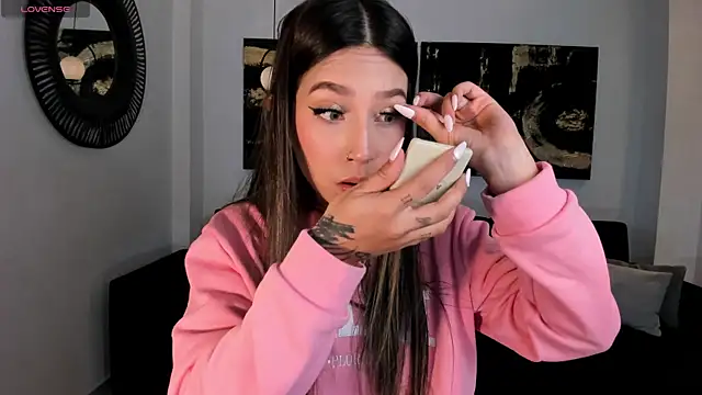 TaraLawrence online show from 26, 9, 2025