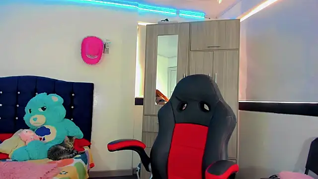 Hellen moons   online show from 2, 10, 2025