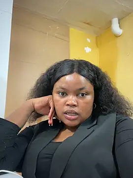 Snapshot of Curveysinaa chatting on 4, 3, 2025 Curveysinaa online show from 4, 3, 2025