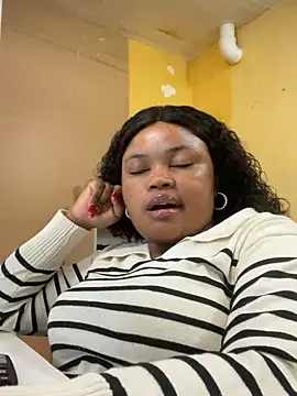 Snapshot of Curveysinaa chatting on 5, 3, 2025 Curveysinaa online show from 5, 3, 2025