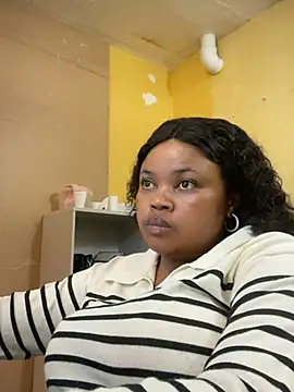 Snapshot of Curveysinaa chatting on 5, 3, 2025 Curveysinaa online show from 5, 3, 2025