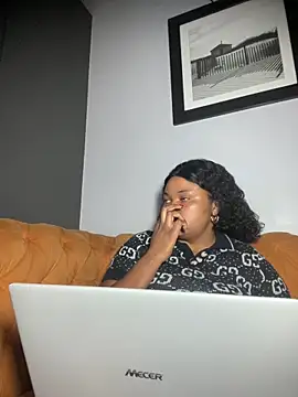 Snapshot of Curveysinaa chatting on 10, 3, 2025 Curveysinaa online show from 10, 3, 2025