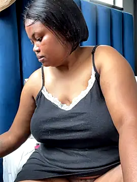 Snapshot of Curveysinaa chatting on 12, 11, 2025 Curveysinaa online show from 12, 11, 2025