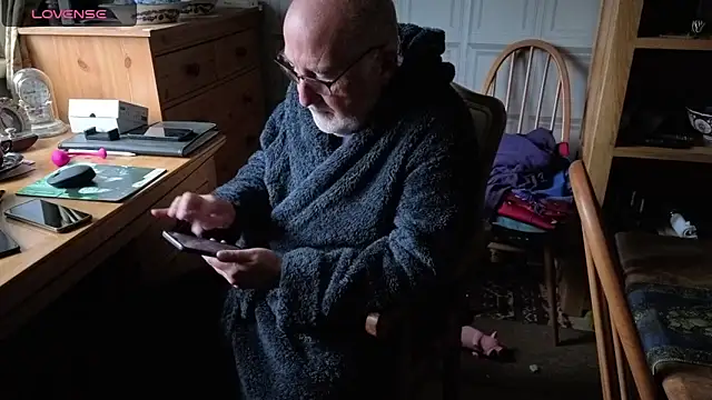 Adamdaddybear online show from 3, 10, 2025