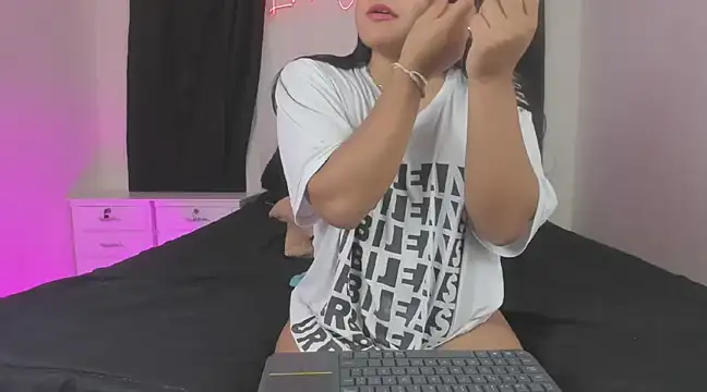 Snapshot of lindacastro02 chatting on 5, 3, 2025 lindacastro02 online show from 5, 3, 2025