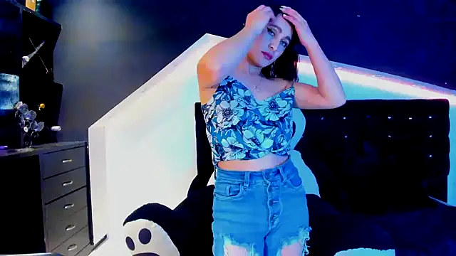 Coral Gibson online show from 3, 2, 2025