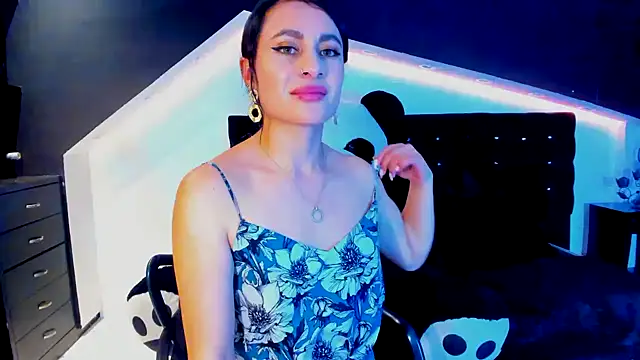 Coral Gibson online show from 3, 2, 2025