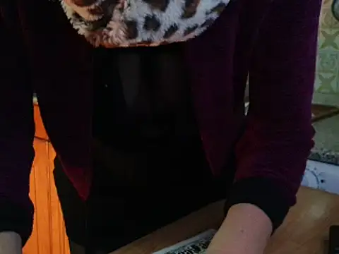 Snapshot of VeneRed chatting on 8, 11, 2025 VeneRed online show from 8, 11, 2025