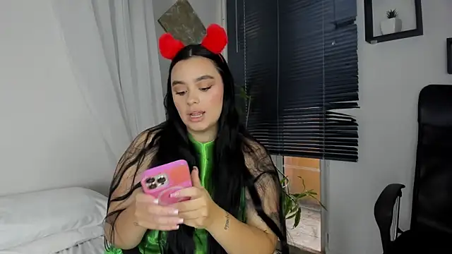 Snapshot of Cristal_Cutte chatting on 19, 12, 2024 Cristal Cutte online show from 19, 12, 2024