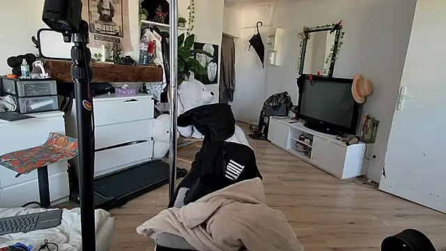 Snapshot of CeriseLapine chatting on 20, 11, 2025 CeriseLapine online show from 20, 11, 2025