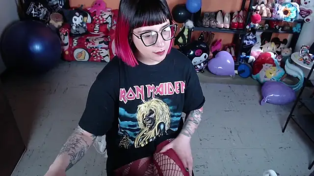 Snapshot of MissMiia2 chatting on 12, 10, 2025 MissMiia2 online show from 12, 10, 2025