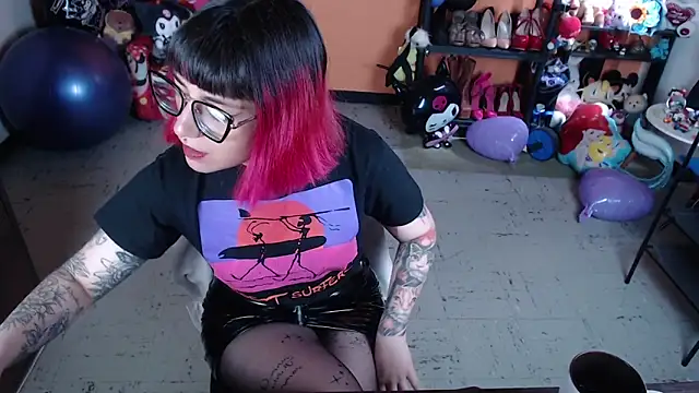 Snapshot of MissMiia2 chatting on 13, 10, 2025 MissMiia2 online show from 13, 10, 2025