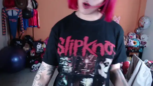 Snapshot of MissMiia2 chatting on 18, 10, 2025 MissMiia2 online show from 18, 10, 2025