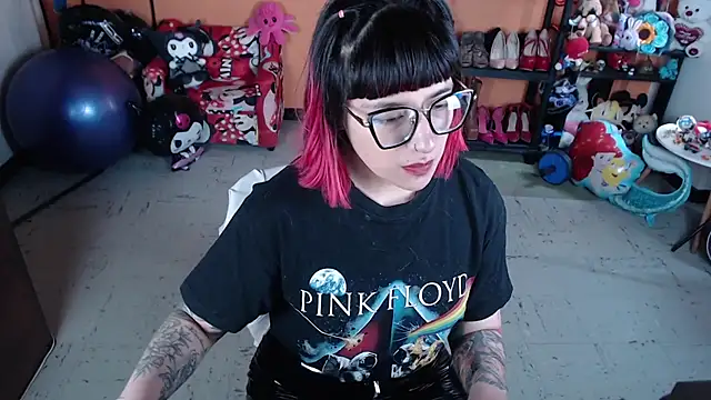 Snapshot of MissMiia2 chatting on 29, 10, 2025 MissMiia2 online show from 29, 10, 2025