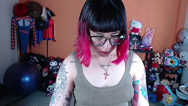 Snapshot of MissMiia2 chatting on 30, 10, 2025 MissMiia2 online show from 30, 10, 2025