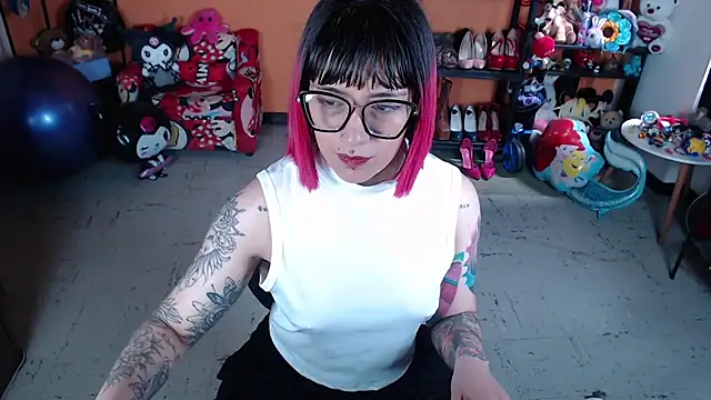 Snapshot of MissMiia2 chatting on 7, 11, 2025 MissMiia2 online show from 7, 11, 2025