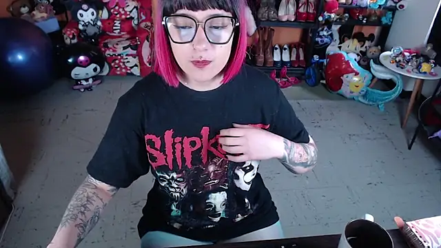 Snapshot of MissMiia2 chatting on 9, 11, 2025 MissMiia2 online show from 9, 11, 2025