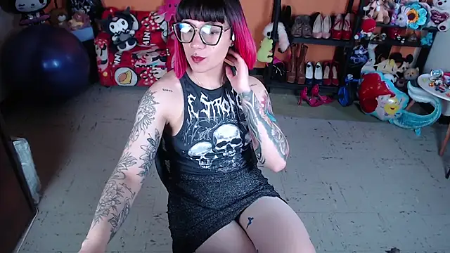 Snapshot of MissMiia2 chatting on 10, 11, 2025 MissMiia2 online show from 10, 11, 2025