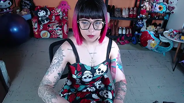 Snapshot of MissMiia2 chatting on 12, 11, 2025 MissMiia2 online show from 12, 11, 2025